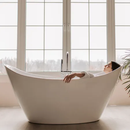 bathtub-replacement-kansas-city-new-tub Woman relaxing in a newly installed bathtub in Kansas City.